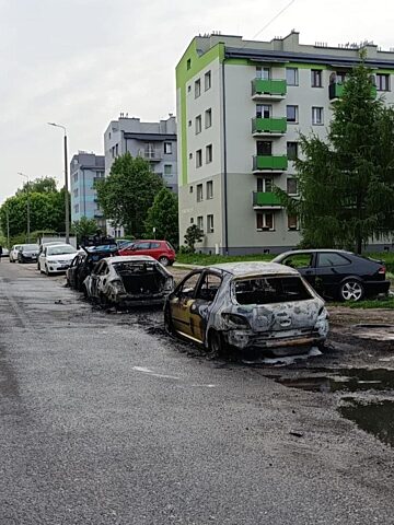 Będzin-Ksawera. Samochody po nocnym pożarze przy ulicy Cynkowej. 6 maja 2025. Będzin-Ksawera. Samochody po nocnym pożarze przy ulicy Cynkowej. 6 maja 2025.