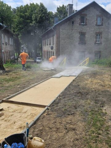 Czeladź-Piaski. Betony – chodnik pomiędzy ulicami Betonową a Nowopogońską w trakcie budowy. Sierpień 2025. Czeladź-Piaski. Betony – chodnik pomiędzy ulicami Betonową a Nowopogońską w trakcie budowy. Sierpień 2025.