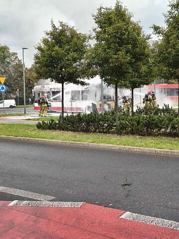 Dąbrowa Górnicza-Reden. Pożar autobusu miejskiego przy wlocie alei Włodzimierza Majakowskiego do alei Józefa Piłsudskiego. 13 września 2025. Dąbrowa Górnicza-Reden. Pożar autobusu miejskiego przy wlocie alei Włodzimierza Majakowskiego do alei Józefa Piłsudskiego. 13 września 2025.