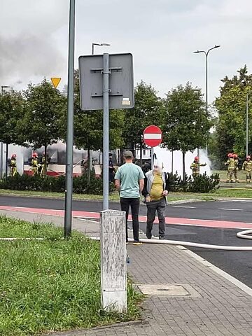 Dąbrowa Górnicza-Reden. Pożar autobusu miejskiego przy wlocie alei Włodzimierza Majakowskiego do alei Józefa Piłsudskiego. 13 września 2025. Dąbrowa Górnicza-Reden. Pożar autobusu miejskiego przy wlocie alei Włodzimierza Majakowskiego do alei Józefa Piłsudskiego. 13 września 2025.