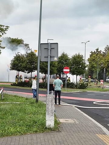 Dąbrowa Górnicza-Reden. Pożar autobusu miejskiego przy wlocie alei Włodzimierza Majakowskiego do alei Józefa Piłsudskiego. 13 września 2025. Dąbrowa Górnicza-Reden. Pożar autobusu miejskiego przy wlocie alei Włodzimierza Majakowskiego do alei Józefa Piłsudskiego. 13 września 2025.