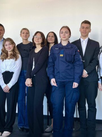 10 kwietnia 2025. Spotkanie władz miasta z młodzieżą, która pomogła leżącemu na ulicy człowiekowi 4 kwietnia 2025 roku. 10 kwietnia 2025. Spotkanie władz miasta z młodzieżą, która pomogła leżącemu na ulicy człowiekowi 4 kwietnia 2025 roku.