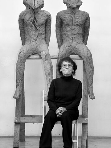 Magdalena Abakanowicz. Artystka w swojej pracowni, przy swoich pracach. Magdalena Abakanowicz. Artystka w swojej pracowni, przy swoich pracach.