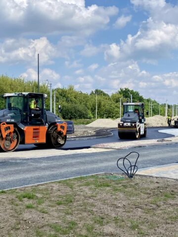 Na rondzie przy ul Kolejowej i Poniatowskiego trwa układanie pierwszej warstwy asfaltu1 Na rondzie przy ul Kolejowej i Poniatowskiego trwa układanie pierwszej warstwy asfaltu1
