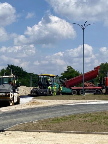 Na rondzie przy ul Kolejowej i Poniatowskiego trwa układanie pierwszej warstwy asfaltu2 Na rondzie przy ul Kolejowej i Poniatowskiego trwa układanie pierwszej warstwy asfaltu2