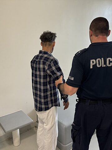 Policjanci zatrzymali dwóch mężczyzn podejrzanych o kradzieże rozbójnicze Policjanci zatrzymali dwóch mężczyzn podejrzanych o kradzieże rozbójnicze