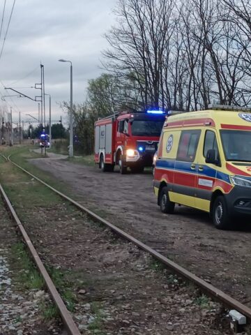 Sosnowiec-Kazimierz Górniczy. Upadek z energetycznego słupa trakcyjnego i porażenie prądem. 15 kwietnia 2025. Sosnowiec-Kazimierz Górniczy. Upadek z energetycznego słupa trakcyjnego i porażenie prądem. 15 kwietnia 2025.