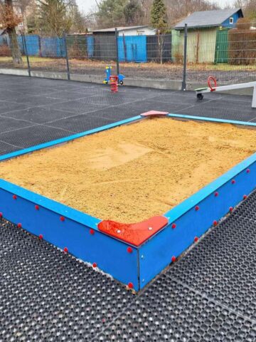 Sosnowiec-Pogoń. Nowy plac zabaw przy ulicy Szpaków. Luty 2025. Sosnowiec-Pogoń. Nowy plac zabaw przy ulicy Szpaków. Luty 2025.