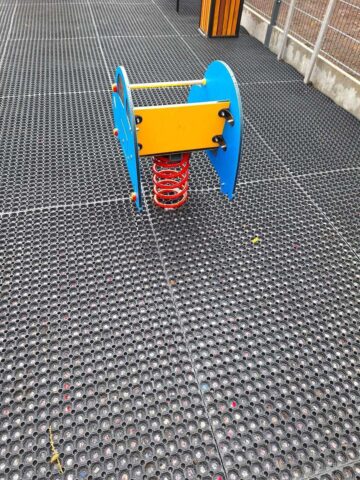 Sosnowiec-Pogoń. Nowy plac zabaw przy ulicy Szpaków. Luty 2025. Sosnowiec-Pogoń. Nowy plac zabaw przy ulicy Szpaków. Luty 2025.