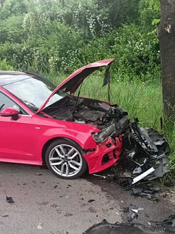 Sosnowiec-Porąbka. Ulica K.W.K. „Kazimierz-Juliusz”. Zderzenie czołowe. 10 czerwca 2025. Sosnowiec-Porąbka. Ulica K.W.K. „Kazimierz-Juliusz”. Zderzenie czołowe. 10 czerwca 2025.