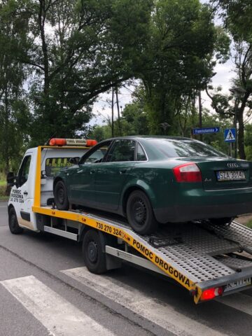 Sosnowiec. Skrzyżowanie ulic Franciszkańskiej i Stanisława Mikołajczyka. Laweta wywozi uszkodzony pojazd maczetą przez mężczyznę, którego Policja zastrzeliła rano. 31 lipca 2025. Sosnowiec. Skrzyżowanie ulic Franciszkańskiej i Stanisława Mikołajczyka. Laweta wywozi uszkodzony pojazd maczetą przez mężczyznę, którego Policja zastrzeliła rano. 31 lipca 2025.