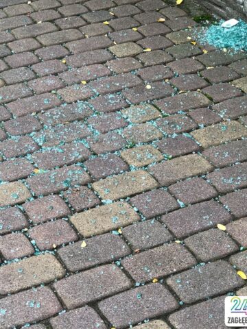 Sosnowiec. Ul. Franciszkańska. Sąsiedztwo skrzyżowania, gdzie Policja zastrzeliła mężczyznę atakującego pojazdy maczetą. Na chodniku resztki rozbitej szyby uszkodzonego pojazdu. 31 lipca 2025. Sosnowiec. Ul. Franciszkańska. Sąsiedztwo skrzyżowania, gdzie Policja zastrzeliła mężczyznę atakującego pojazdy maczetą. Na chodniku resztki rozbitej szyby uszkodzonego pojazdu. 31 lipca 2025.