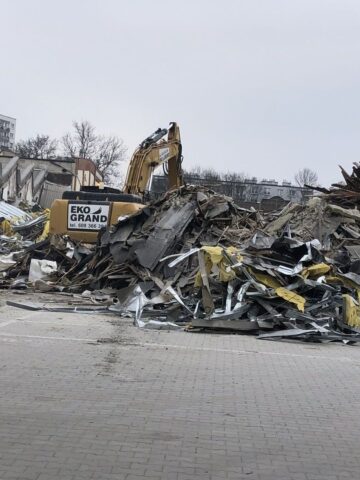 Sosnowiec. Ulice 1 Maja i Partyzantów. Dawne: przędzalnia Schoenow oraz huta szkła. Ruszyła rozbiórka. 1 kwietnia 2025. Sosnowiec. Ulice 1 Maja i Partyzantów. Dawne: przędzalnia Schoenow oraz huta szkła. Ruszyła rozbiórka. 1 kwietnia 2025.