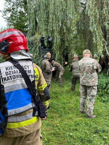 Sosnowiec. Usuwanie zalegających w korycie Brynicy drzew na ulicy Jana III Sobieskiego. 28 lipca 2025. Sosnowiec. Usuwanie zalegających w korycie Brynicy drzew na ulicy Jana III Sobieskiego. 28 lipca 2025.