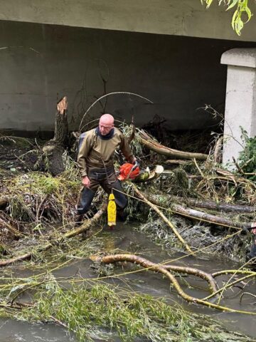 Sosnowiec. Usuwanie zalegających w korycie Brynicy drzew na ulicy Jana III Sobieskiego. 28 lipca 2025. Sosnowiec. Usuwanie zalegających w korycie Brynicy drzew na ulicy Jana III Sobieskiego. 28 lipca 2025.