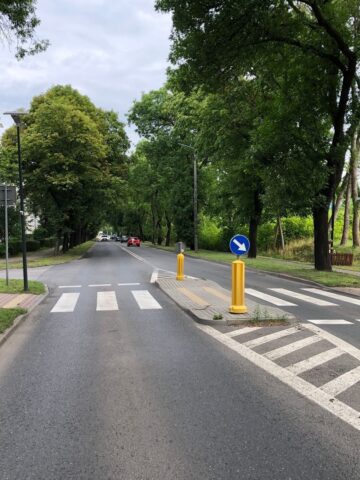 Sosnowiec. Ul. Stanisława Mikołajczyka. Miejsce, w którym Policja zastrzeliła mężczyznę atakującego pojazdy maczetą. 31 lipca 2025. Sosnowiec. Ul. Stanisława Mikołajczyka. Miejsce, w którym Policja zastrzeliła mężczyznę atakującego pojazdy maczetą. 31 lipca 2025.