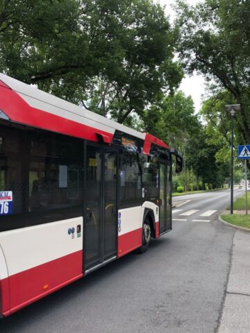 Sosnowiec. Ul. Stanisława Mikołajczyka. Miejsce, w którym Policja zastrzeliła mężczyznę atakującego pojazdy maczetą. 31 lipca 2025. Sosnowiec. Ul. Stanisława Mikołajczyka. Miejsce, w którym Policja zastrzeliła mężczyznę atakującego pojazdy maczetą. 31 lipca 2025.