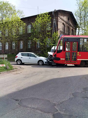 Sosnowiec-Konstantynów. Zderzenie tramwaju z samochodami na ulicy Piotrkowskiej po wykolejeniu na trójkącie torowym. 24 kwietnia 2025. Sosnowiec-Konstantynów. Zderzenie tramwaju z samochodami na ulicy Piotrkowskiej po wykolejeniu na trójkącie torowym. 24 kwietnia 2025.