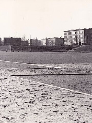 Sosnowiec-Walcownia. Boisko K. S. „Polonia” Sosnowiec. Po 1961 roku, prawdopodobnie lata 70. lub 80. XX wieku Sosnowiec-Walcownia. Boisko K. S. „Polonia” Sosnowiec. Po 1961 roku, prawdopodobnie lata 70. lub 80. XX wieku