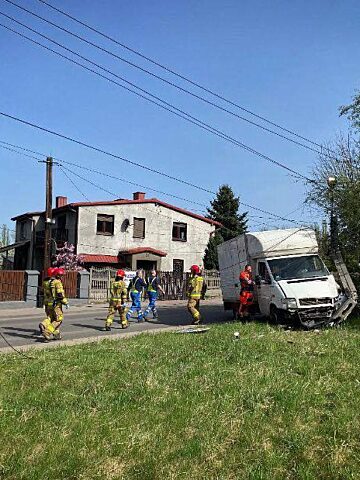 Sosnowiec-Zagórze. Wypadek przy ulicy Karola Szymanowskiego – zderzenie ze słupem. 17 kwietnia 2025. Sosnowiec-Zagórze. Wypadek przy ulicy Karola Szymanowskiego – zderzenie ze słupem. 17 kwietnia 2025.