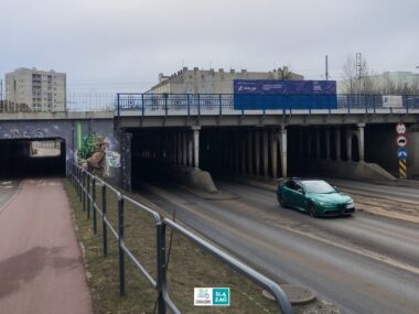 Nie tylko Katowice mierzą się z przebudową wiaduktów kolejowych. Już za chwilę podobne problemy na drogach Sosnowca. Nie przejadą też tramwaje! Sosnowiec. Wiadukt kolejowy nad ulicą marszałka Józefa Piłsudskiego. 28 stycznia 2025.