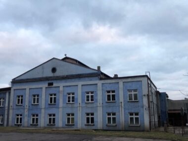 Sosnowiec. Ogrodzono teren dawnej przędzalni braci Schoenów oraz huty szkła przy ulicy 1 Maja. To oznacza, że niedługo zacznie się rozbiórka Sosnowiec. Skrzyżowanie ulic: 1 Maja i Partyzantów. Dawne: przędzalnia Schoenów i huta szkła. 1 lutego 2025.