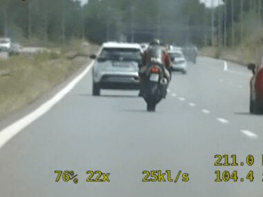 Motocyklista bez uprawnień pędził z prędkością 236 km/h Pędził bez uprawnień 236 km/h