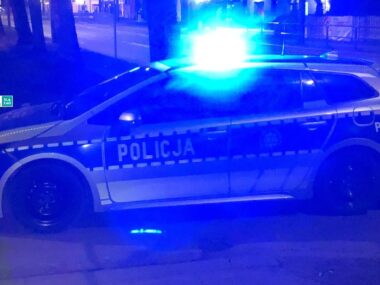Tragiczny wypadek w Dąbrowie Górn.. Kierowca stracił matkę Radiowóz policyjny na sygnale (ilustracja poglądowa) - Sosnowiec, ul. Wojska Polskiego, 30 marca 2025.