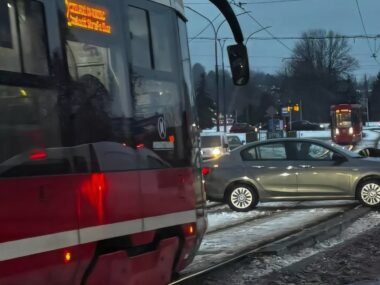 Będzin. Zlikwidowany przejazd drogowo-tramwajowy na alei Hugona Kołłątaja na skrzyżowaniu z ulicą 11 Listopada. Fiat Tipo na torach. 14 stycznia 2026. Będzin. Zlikwidowany przejazd drogowo-tramwajowy na alei Hugona Kołłątaja na skrzyżowaniu z ulicą 11 Listopada. Fiat Tipo na torach. 14 stycznia 2026.