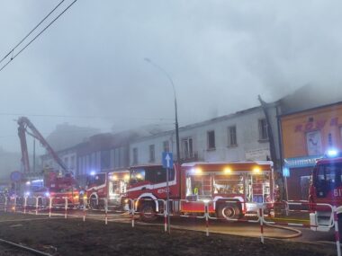 Mieszkania spalone, lokale i towar zalane podczas gaszenia Będzin. Aleja Hugona Kołłątaja 14. Pożar. 7 grudnia 2025.