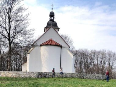Góra Świętej Doroty w Grodźcu. Z czego jest znana i co z niej można zobaczyć? Piesza wycieczka z dworca w Będzinie Będzin-Grodziec. Kościół Św. Doroty. 30 marca 2025