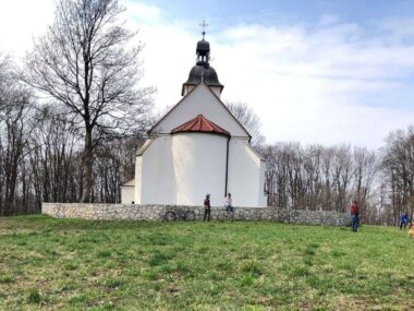 Góra Świętej Doroty w Grodźcu. Z czego jest znana i co z niej można zobaczyć? Piesza wycieczka z dworca w Będzinie Będzin-Grodziec. Kościół Św. Doroty. 30 marca 2025.
