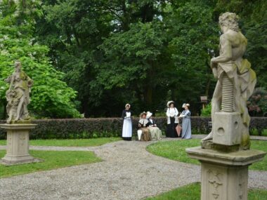 Będzin. Pałac Mieroszewskich – rzeźby Bachusa i Flory w parku. Będzin. Pałac Mieroszewskich – rzeźby Bachusa i Flory w parku.