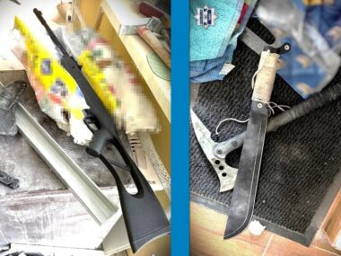 Będzin. Osiedle Syberka. Strzelał do gołębi z wiatrówki, policjantów przywitał maczetą. 29 listopada 2025. Będzin. Osiedle Syberka. Strzelał do gołębi z wiatrówki, policjantów przywitał maczetą. 29 listopada 2025.