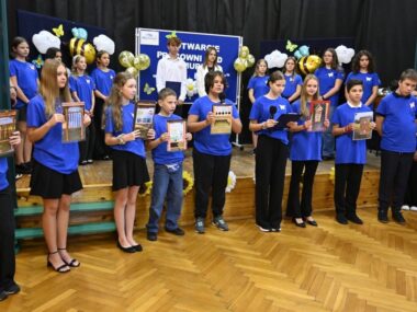 Będzin. Szkoła Podstawowa Nr 9. «Ekopracownia Pod Chmurką – bliżej natury» otwarta. 23 września 2025. Będzin. Szkoła Podstawowa Nr 9. «Ekopracownia Pod Chmurką – bliżej natury» otwarta. 23 września 2025.