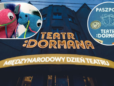 Teatr Dormana rozdaje paszporty i ręcznie robione koniki Teatr Dzieci Zagłębia im. Jana Dormana w Będzinie. Paszporty i koniki dla młodych widzów. 2025 – 2026