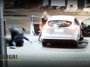 Będzin. Brutalne zatrzymanie chorego na parkinsonizm Będzin. Stacja paliw przy ulicach 11 Listopada i Ignacego Krasickiego. Zatrzymanie kierowcy chorego na parkinsonizm. 19 października 2025.