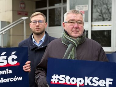 Będzin. Demonstracja przeciw wprowadzeniu KSeF pod siedzibą Urzędu Skarbowego. 23 stycznia 2026. Będzin. Demonstracja przeciw wprowadzeniu KSeF pod siedzibą Urzędu Skarbowego. 23 stycznia 2026.