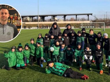 Czeladź. Młodzi piłkarze klubu sportowego Górnik Piaski i nowy trener – Kamil Biliński Czeladź. Młodzi piłkarze klubu sportowego Górnik Piaski i nowy trener – Kamil Biliński