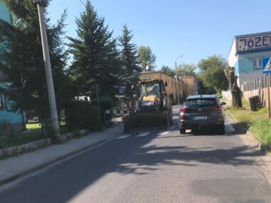 Sukces naszej interwencji? Niebezpieczny chodnik naprawiony Czeladź-Józefów. Ulica Katowicka. Naprawa drogi z chodnikiem po naszej interwencji. 13 sierpnia 2025.