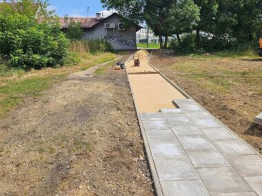 Ścieżka z betonu dla Betonów. A gdzie indziej chodniki grozy Czeladź-Piaski. Betony – chodnik pomiędzy ulicami Betonową a Nowopogońską w trakcie budowy. Sierpień 2025.