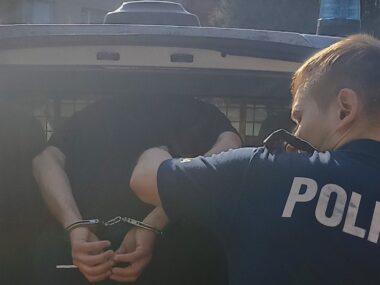 Pijany recydywista groził nożem partnerce brata w jej domu Czeladź, ul. Władysława Reymonta. Zatrzymanie recydywisty, który groził nożem partnerce brata. 21 kwietnia 2025.
