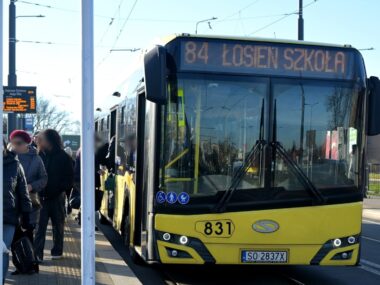Dąbrowa Górnicza. Przystanek autobusowy Aleja Róz. Autobus linii nr 84. Rok 2025. Dąbrowa Górnicza. Przystanek autobusowy Aleja Róz. Autobus linii nr 84. Rok 2025.