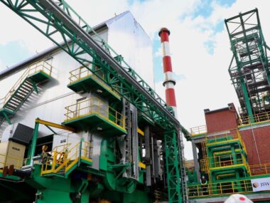Najnowocześniejsza instalacja koksownicza w Europie pracuje od wczoraj… w Dąbrowie Górniczej! Nową baterię uruchomiono wczoraj w Koksowni „Przyjaźń” Dąbrowa Górnicza. Koksownia „Przyjaźń” w dniu uruchomienia odbudowanej baterii koksowniczej nr 4. 12 maja 2025.