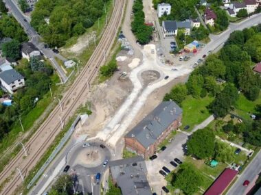 Dąbrowa Górnicza ma nową, długo wyczekiwaną drogę. Dąbrowa Górnicza. Budowa łącznika ulicy Kolejowej z aleją Zagłębia Dąbrowskiego. Rondo z ulicami Kolejową i Marii Konopnickiej w lewym dolnym rogu. Wyżej, na prawo – nowe rondo.