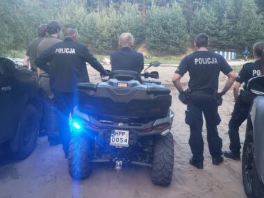 Quady i motocykle nie na Pogorii. Posypały się mandaty. FOTO Dąbrowa Górnicza / gmina Siewierz. Akcja przeciwko nielegalnemu ruchowi quadów i motocykli na terenach wokół zbiornika Kuźnica Warężyńska. 9-10 sierpnia 2025.