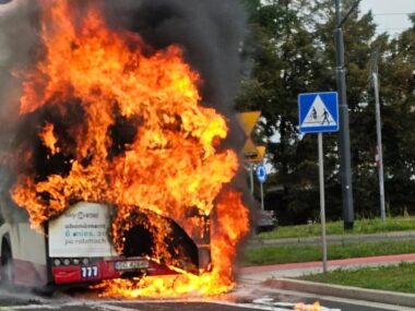 Groźnie wyglądający pożar autobusu w Dąbrowie Górniczej Dąbrowa Górnicza-Reden. Pożar autobusu miejskiego przy wlocie alei Włodzimierza Majakowskiego do alei Józefa Piłsudskiego. 13 września 2025.