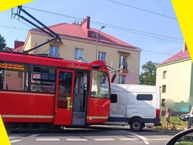Dąbrowa Górnicza. Zderzenie tramwaju i dostawczaka Dąbrowa Górnicza. Skrzyżowanie al. Tysiąclecia i ul. Józefa Piłsudskiego. Kolizja tramwaju i samochodu dostawczego. 8 sierpnia 2025.