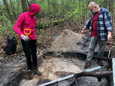 Sensacyjne znalezisko archeologiczne na skalę europejską! „Bochen” ołowiu z XIII wieku to imponujący zabytek hutnictwa w Zagłębiu Dąbrowskim Dąbrowa Górnicza-Strzemieszyce Wielkie. Stanowisko archeologiczne w pobliżu zbiornika wodnego Smug. „Bochen” ołowiu z XIII wieku. 18 kwietnia 2025.