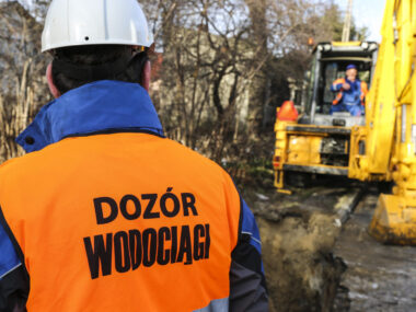 Dąbrowa G. Awaria kanalizacji. Objazdy i zmiany rozkładów Dąbrowa Górnicza. Wodociągi – nadzór.